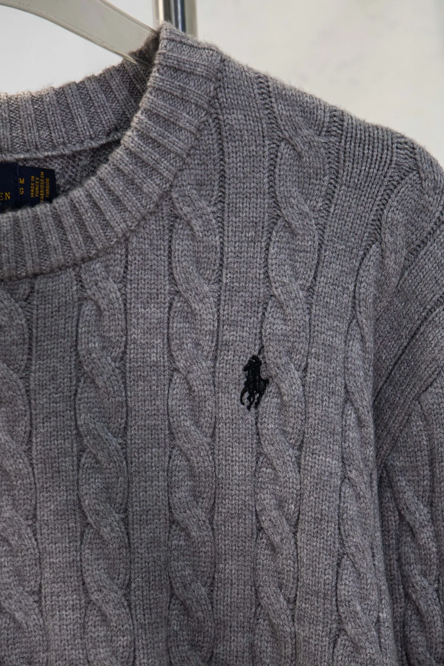 P210 model number: Y195 Ralph Lauren men's round neck sweater men's hemp flower original collar sweater. The version is really good-looking. It can be worn alone or as a jacket to be worn inside or outside. The upper body shows personal fashion charm. Four colors are available. The same style for men and women. A must-see item for new summer products. Tag, hanging grain, washed, packaging bag, full set of accessories. Very good appearance, super exquisite workmanship. Size: S-XL